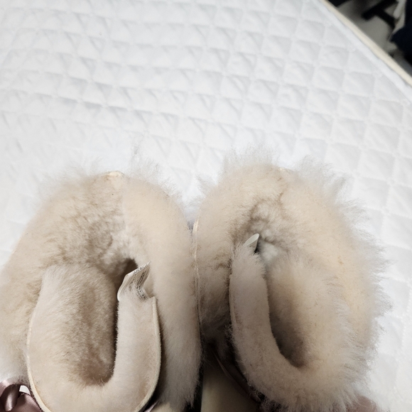 Cozy Ugg Shearling Boots with Pink Pom Poms - Picture 5 of 8